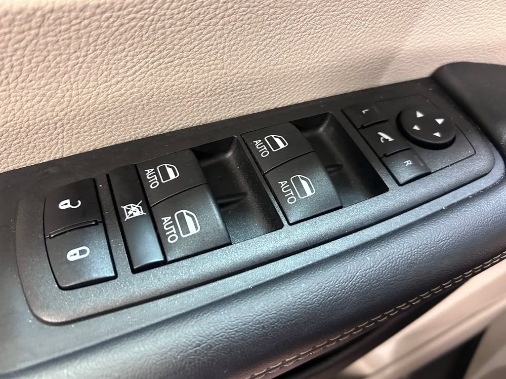 Used 2023 Chrysler Pacifica Limited w/ Uconnect Theater Family Group AWD/4WD image 5