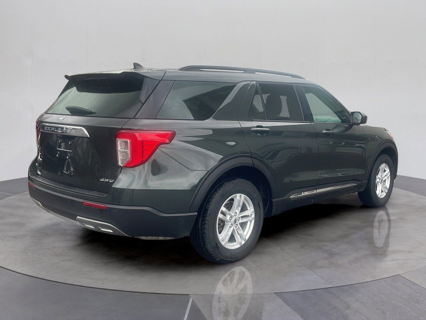 Used 2024 Ford Explorer XLT w/ Equipment Group 202A AWD/4WD image 6