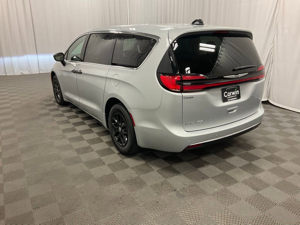 Used 2023 Chrysler Pacifica Touring-L image 33