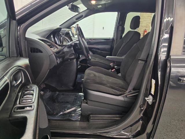 Used 2018 Dodge Grand Caravan SE FWD image 16