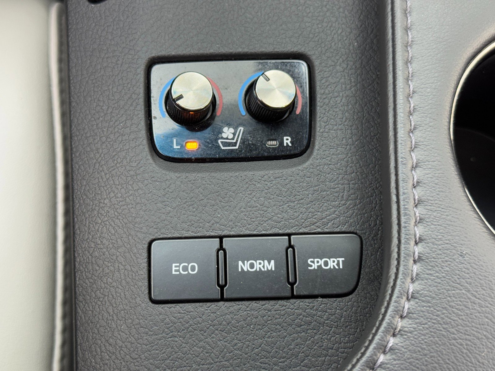 Used 2016 Toyota Avalon Limited w/ Toyota Safety Sense Package image 29