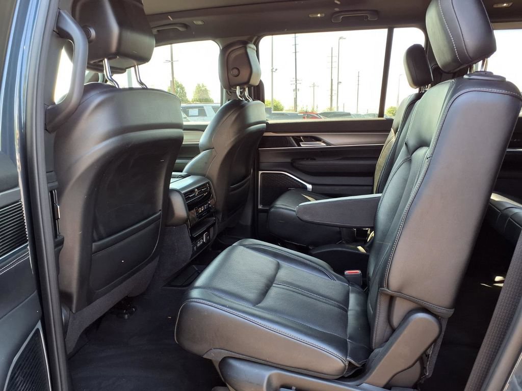Used 2023 Jeep Wagoneer Series II AWD/4WD image 25