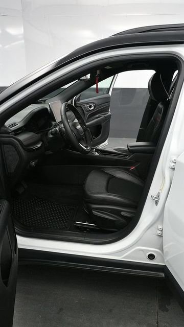 Used 2025 Jeep Compass Trailhawk AWD/4WD image 9