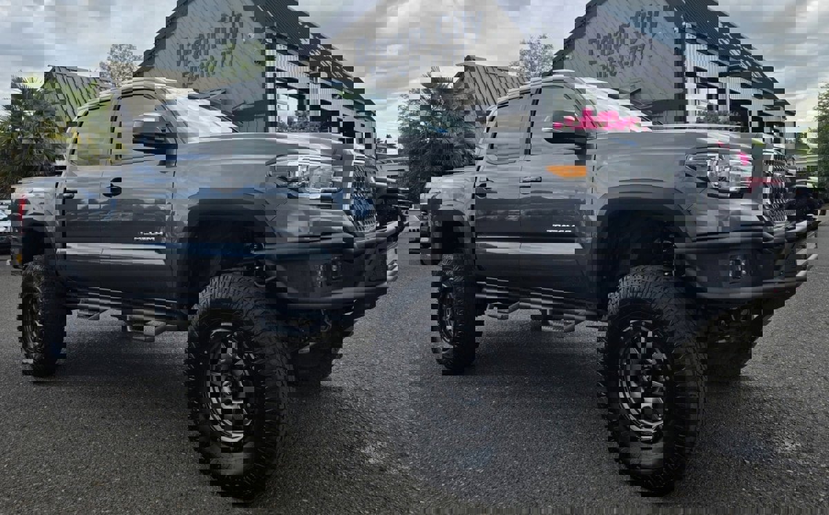 Used 2018 Toyota Tacoma TRD Off-Road image 11