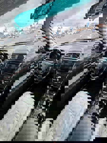 Used 2016 Ford Explorer Platinum AWD/4WD image 27