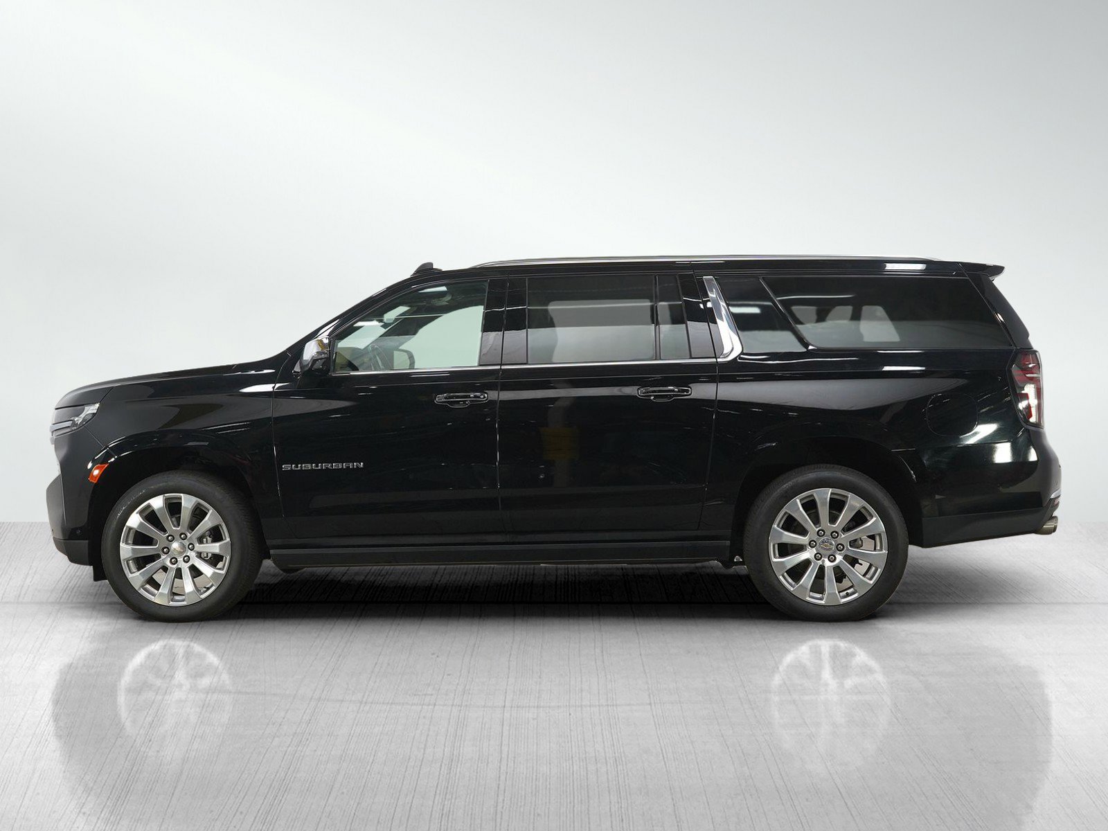 Used 2023 Chevrolet Suburban Premier w/ Advanced Technology Package AWD/4WD image 2