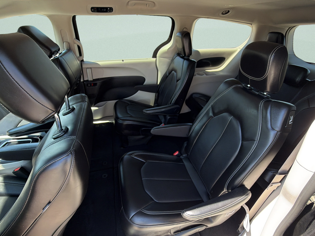 Used 2024 Chrysler Pacifica Touring-L FWD image 14