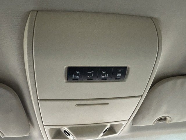 Used 2010 Chrysler Town & Country Touring image 27