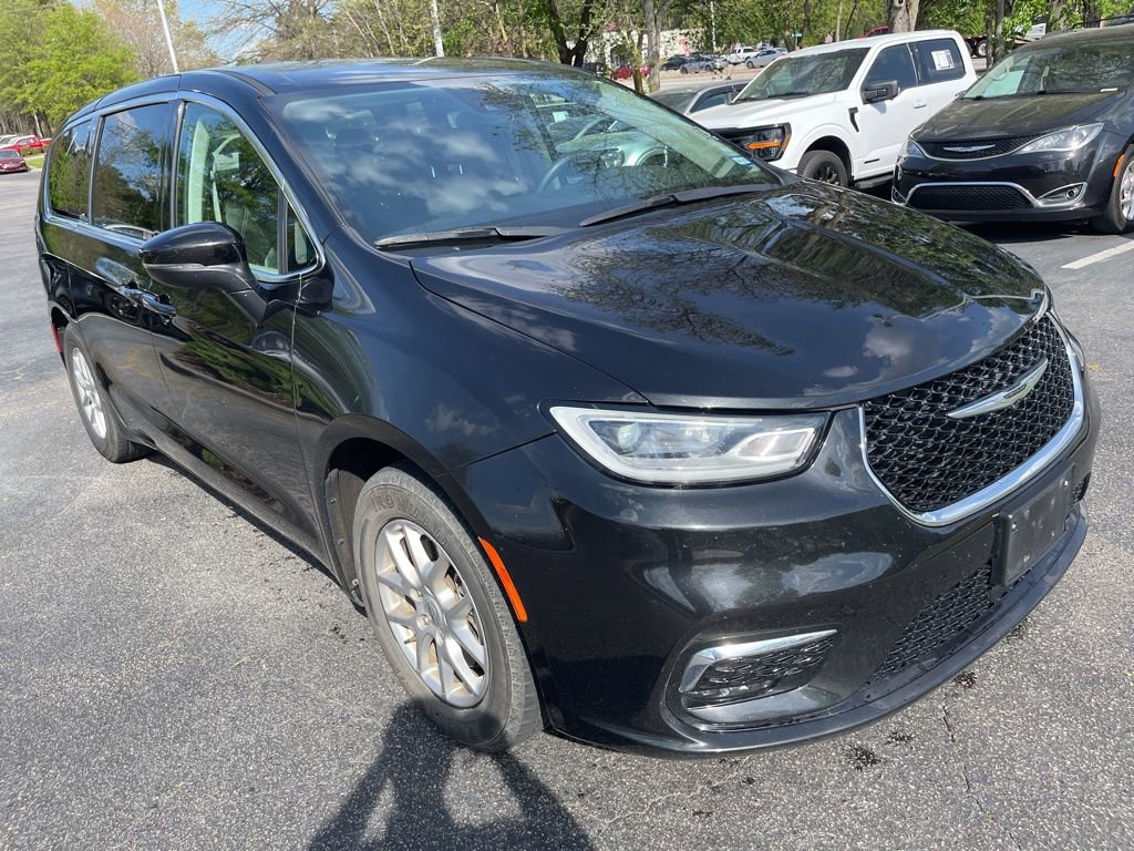 Used 2023 Chrysler Pacifica Touring-L image 4