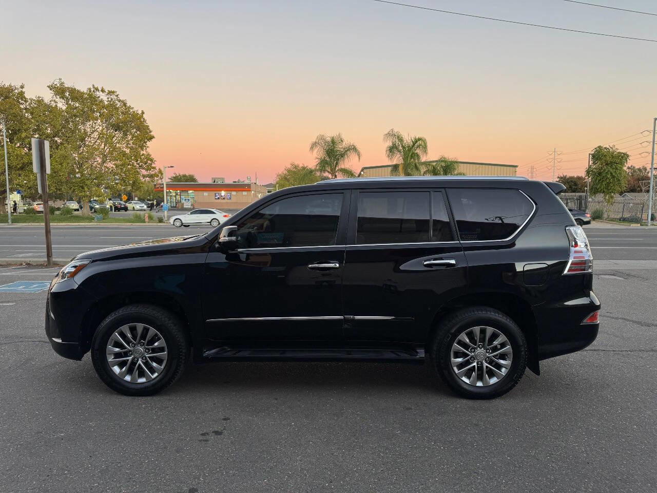 Used 2016 Lexus GX 460 Luxury image 2