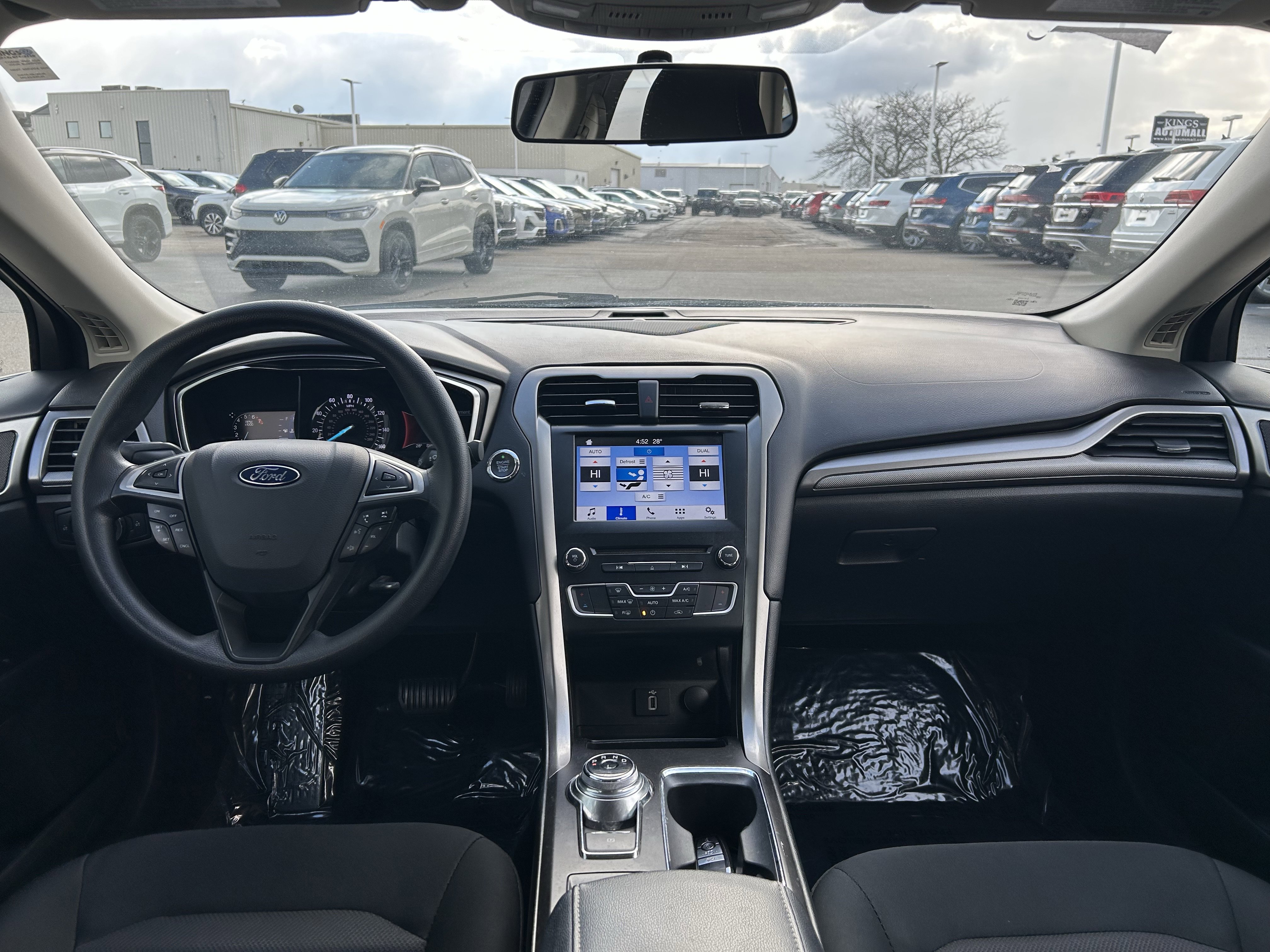 Used 2017 Ford Fusion SE w/ Fusion SE Technology Package image 9