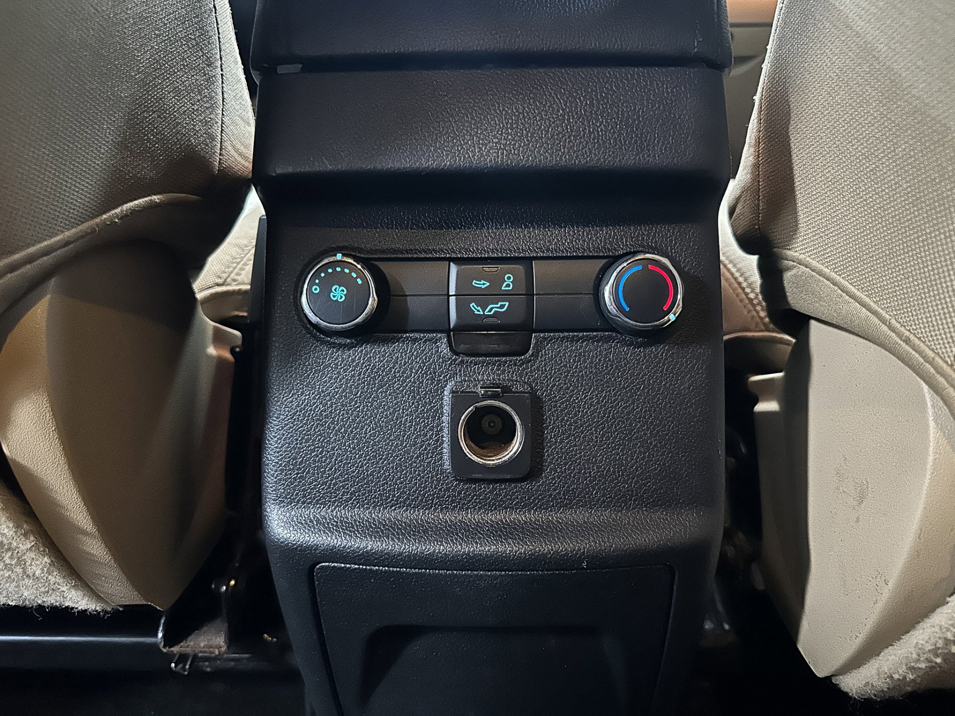 Used 2017 Ford Explorer XLT image 34