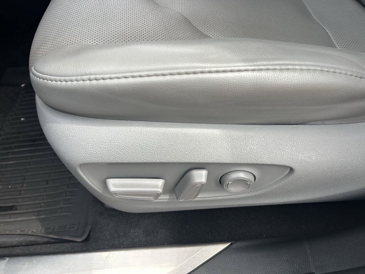 Used 2023 Toyota Highlander Platinum FWD image 34