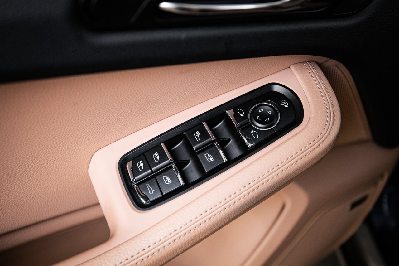Certified 2024 Porsche Macan AWD/4WD image 22