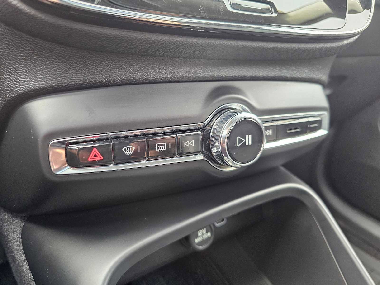 Certified 2024 Volvo XC40 B5 Plus w/ Climate Package image 33