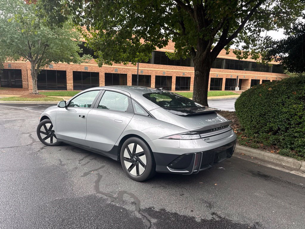 Used 2024 Hyundai Ioniq 6 SE RWD image 4