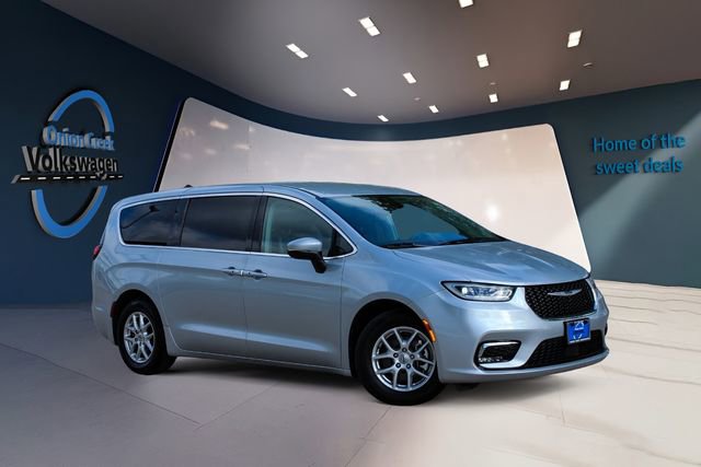 Used 2023 Chrysler Pacifica Touring-L image 2