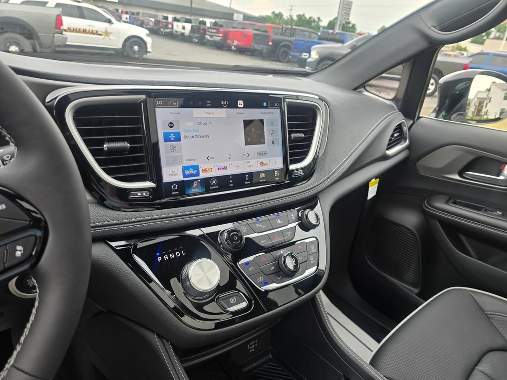 New 2027 Chrysler Pacifica Limited AWD/4WD image 17