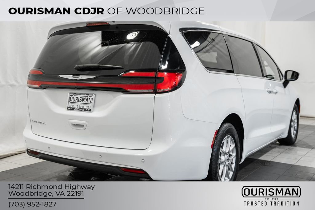 Used 2025 Chrysler Pacifica Select image 5