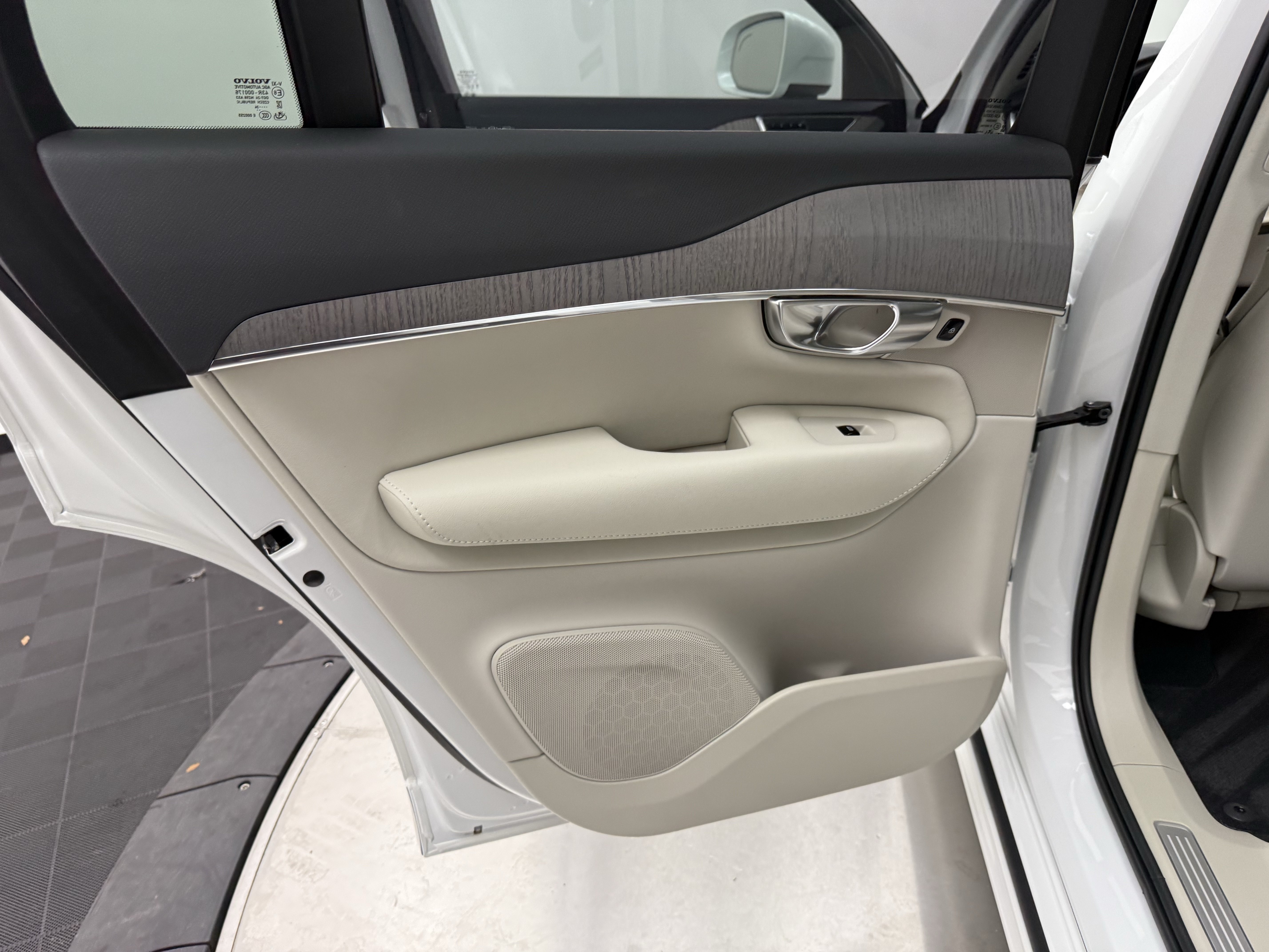 Certified 2025 Volvo XC90 B5 Plus w/ Protection Package Premier AWD/4WD image 23