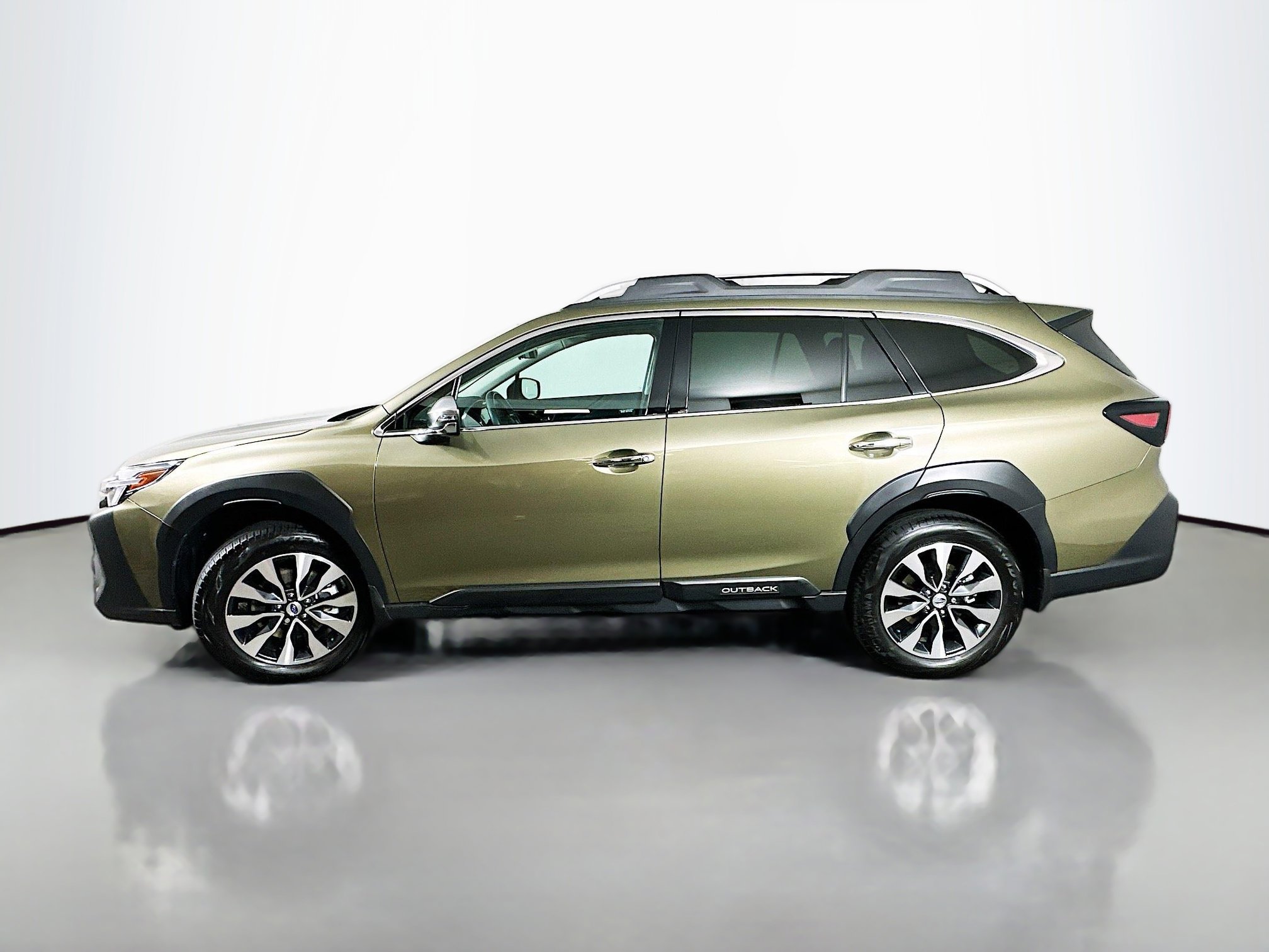 Used 2023 Subaru Outback Touring image 4
