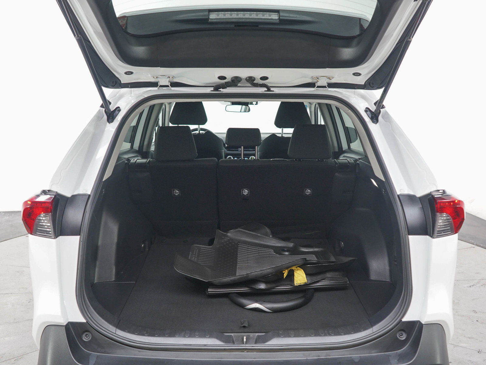 Used 2025 Toyota RAV4 LE AWD/4WD image 16