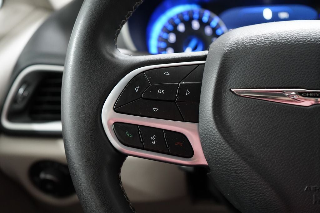 Used 2023 Chrysler Pacifica Touring-L FWD image 14
