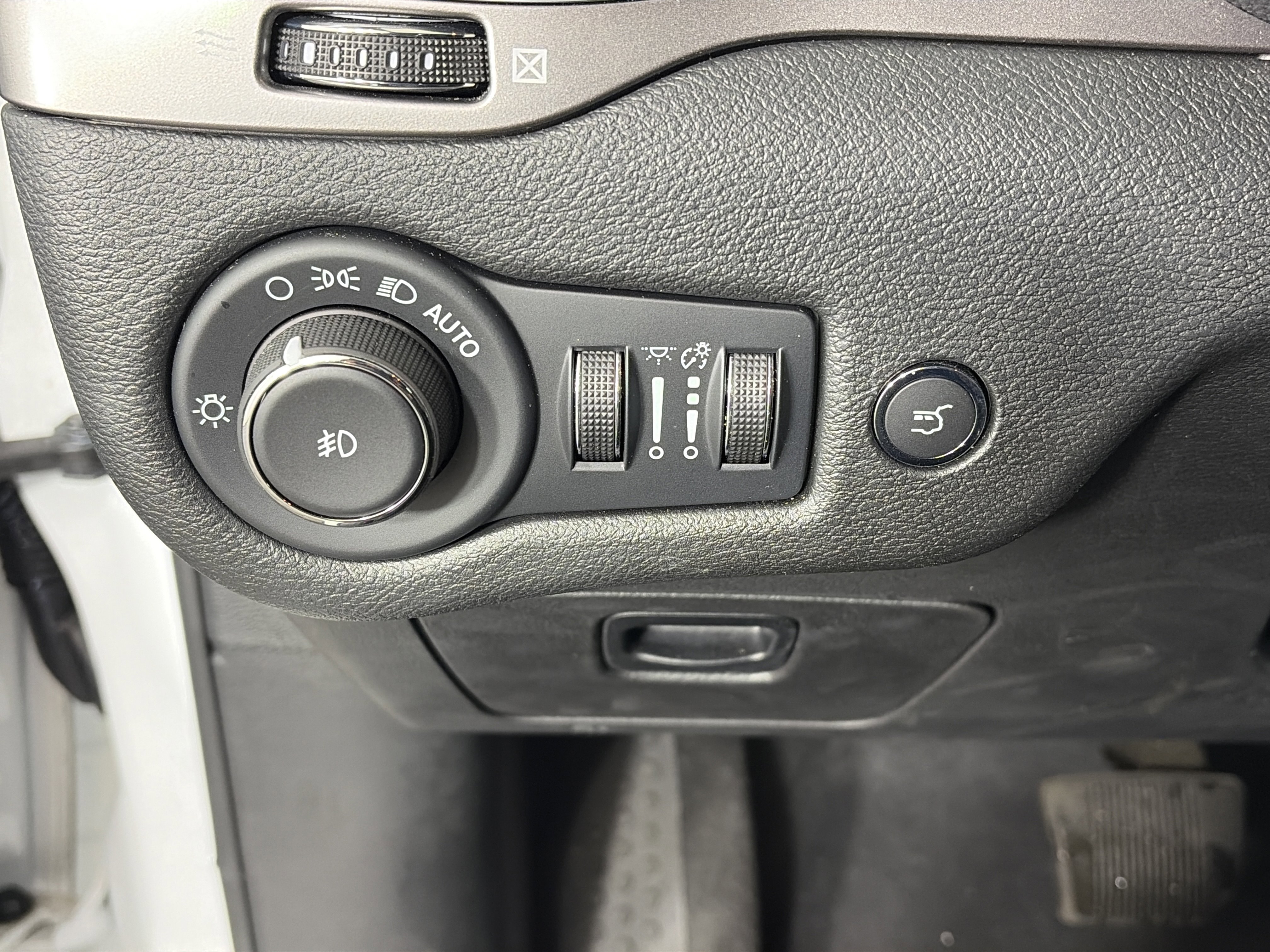 Used 2022 Jeep Cherokee Limited image 29