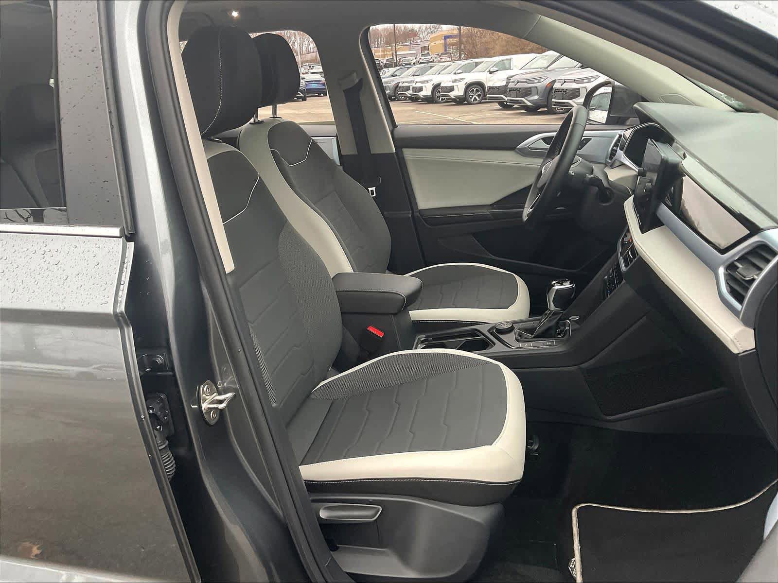 Used 2025 Volkswagen Taos SE w/ Panoramic Sunroof Package AWD/4WD image 11