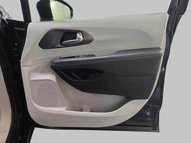 Used 2024 Chrysler Pacifica Touring-L image 12