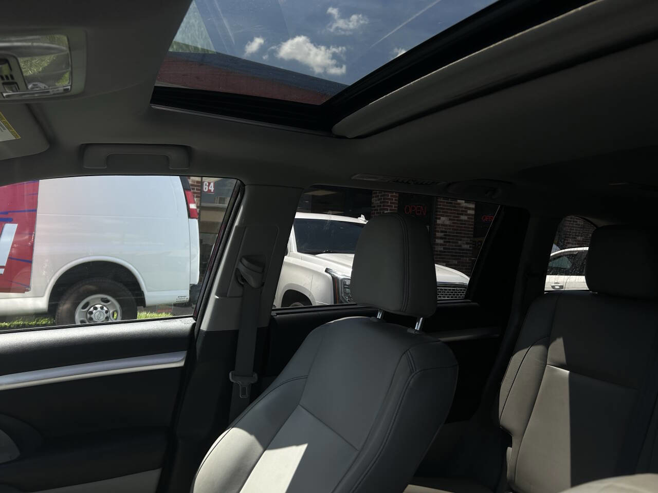 Used 2018 Toyota Highlander XLE image 12