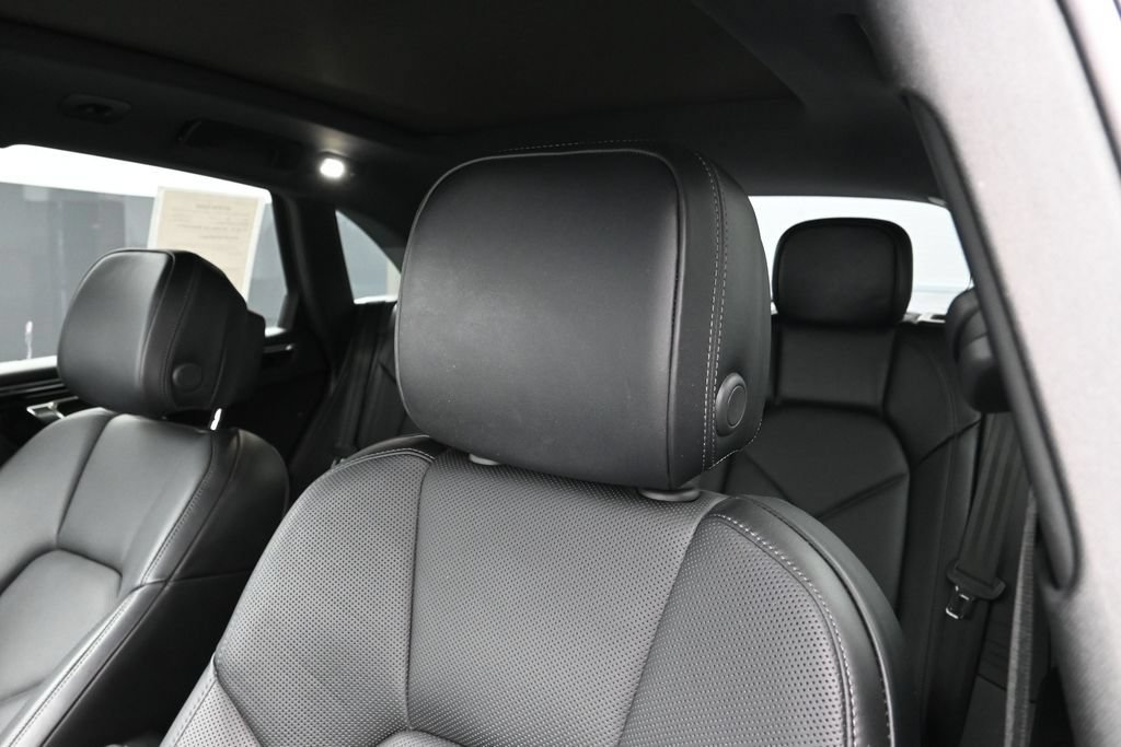 Certified 2023 Porsche Macan AWD/4WD image 16