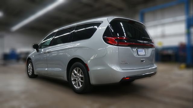 Used 2024 Chrysler Pacifica Touring-L image 5
