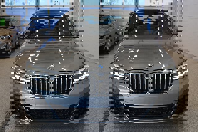 Used 2022 BMW 540i xDrive w/ M Sport Package image 3