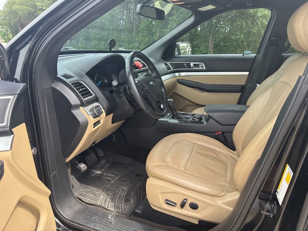 Used 2017 Ford Explorer XLT w/ Equipment Group 202A AWD/4WD image 15