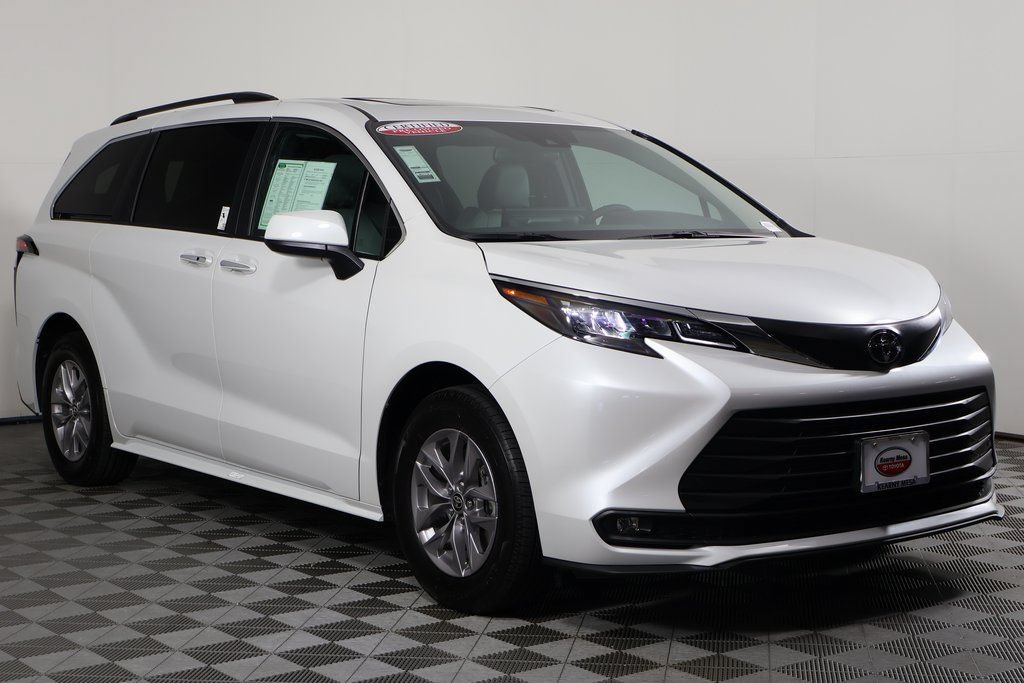 Used 2026 Toyota Sienna XLE FWD image 3