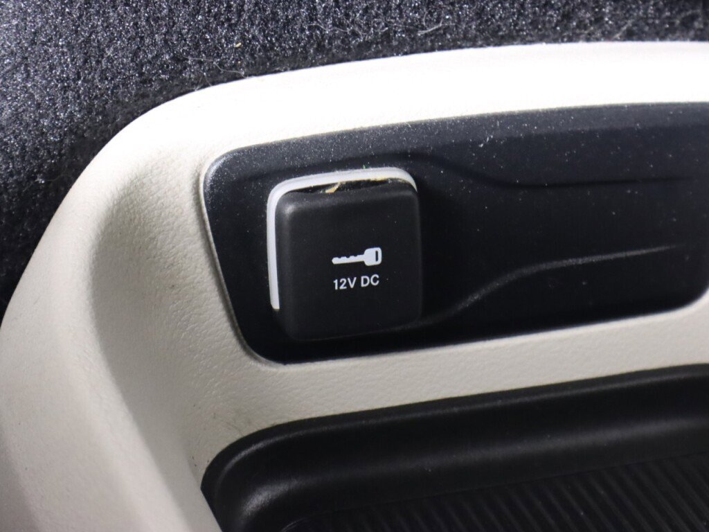 Used 2022 Chrysler Voyager LX image 26