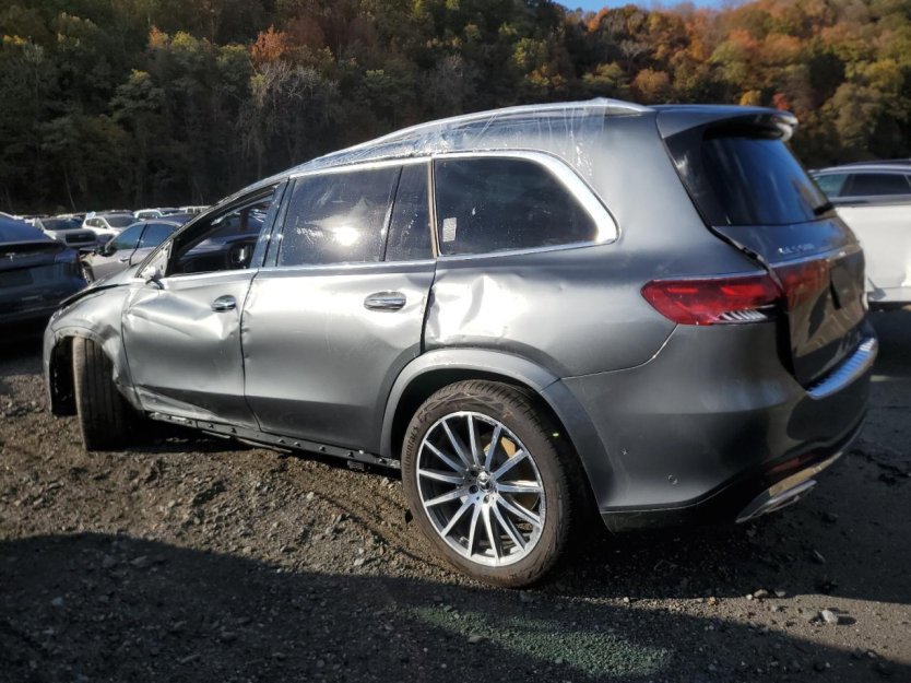 Used 2025 Mercedes-Benz GLS 580 4MATIC image 3