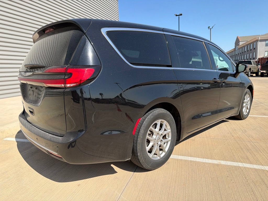 Used 2025 Chrysler Pacifica Select FWD image 3