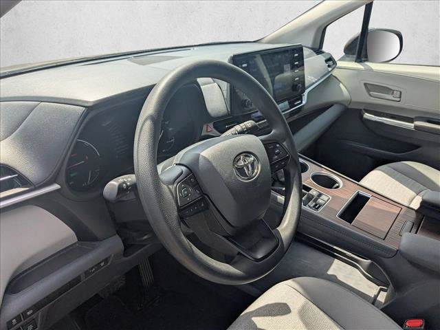 Used 2024 Toyota Sienna LE FWD image 9