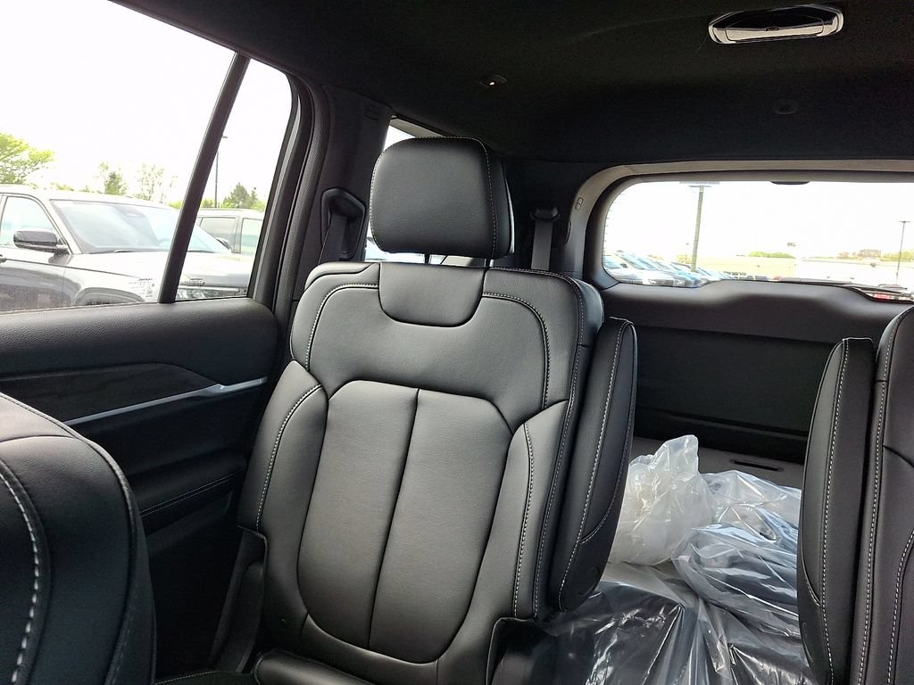 New 2026 Jeep Grand Cherokee L Limited w/ Limited Altitude Package AWD/4WD image 13