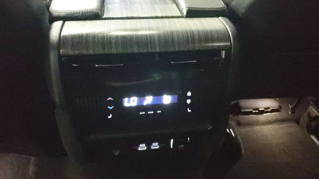 Used 2024 Jeep Wagoneer L Series II w/ Flexible Seating Group RWD image 14