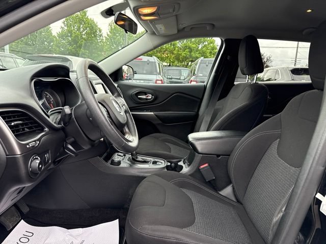 Used 2019 Jeep Cherokee Latitude w/ Popular Appearance Group AWD/4WD image 23