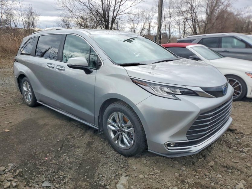 Used 2024 Toyota Sienna Limited image 1