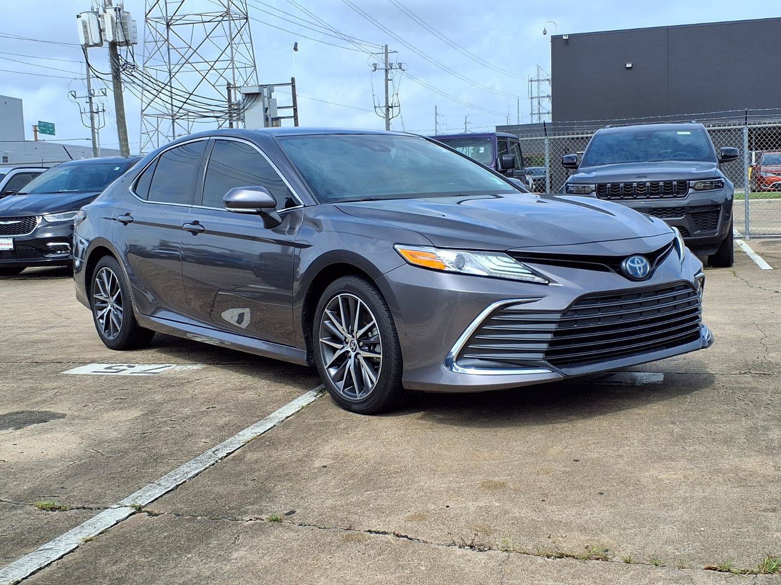 Used 2023 Toyota Camry XLE FWD image 2