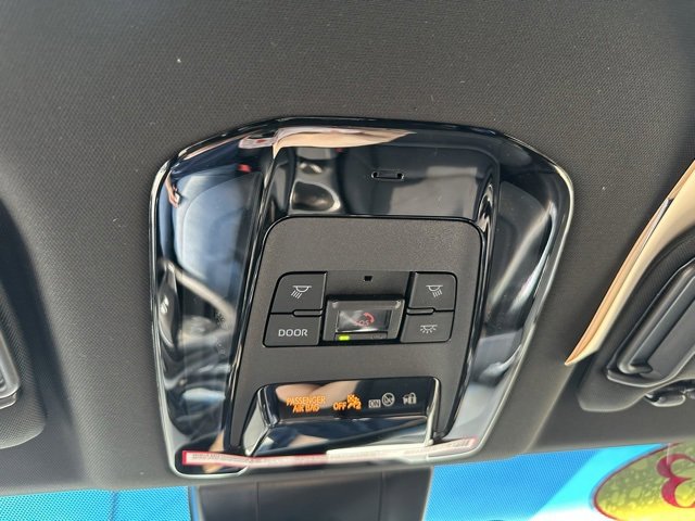 Used 2023 Toyota Venza Nightshade image 12