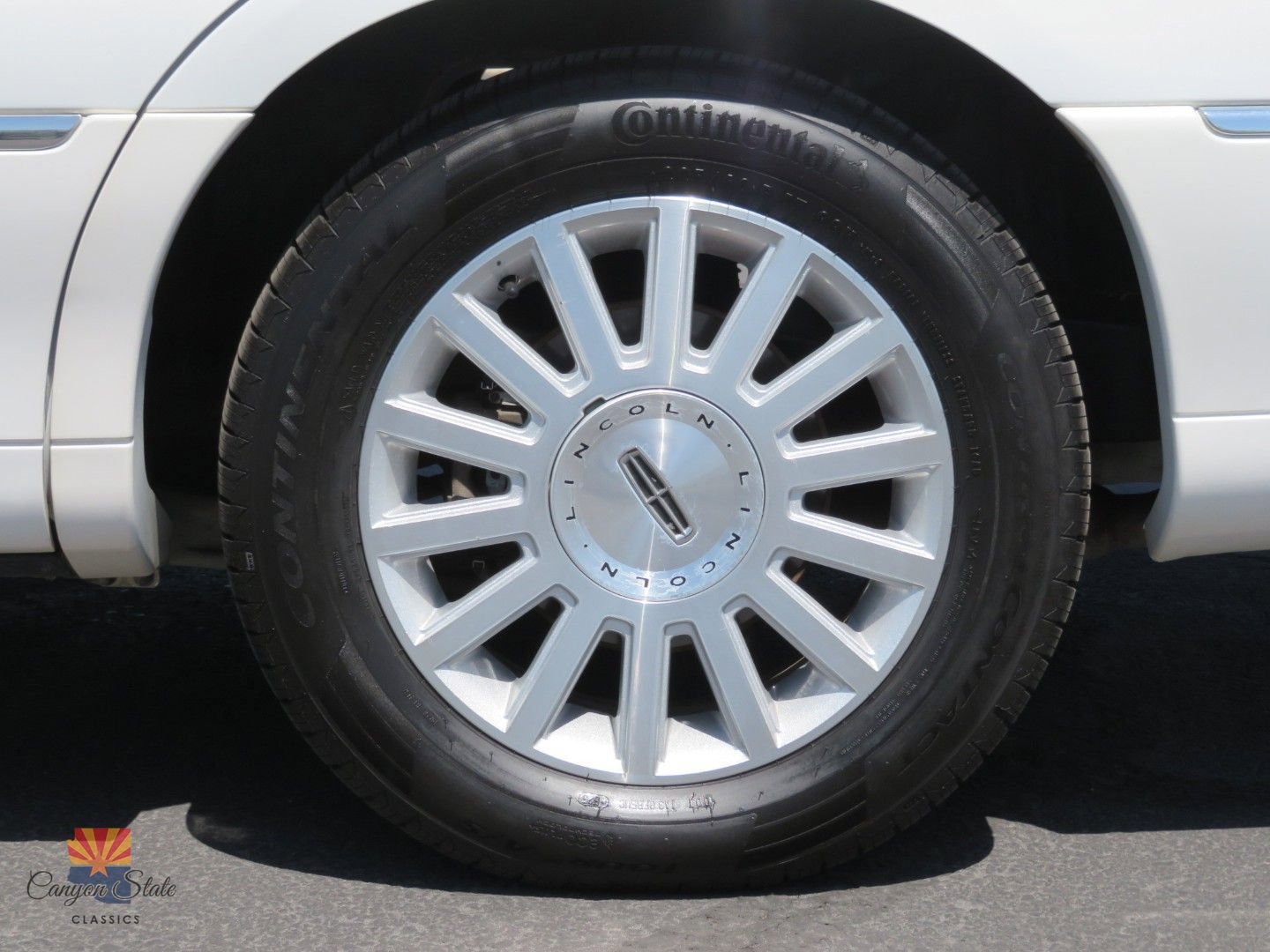 Used 2003 Lincoln Town Car Executive image 21