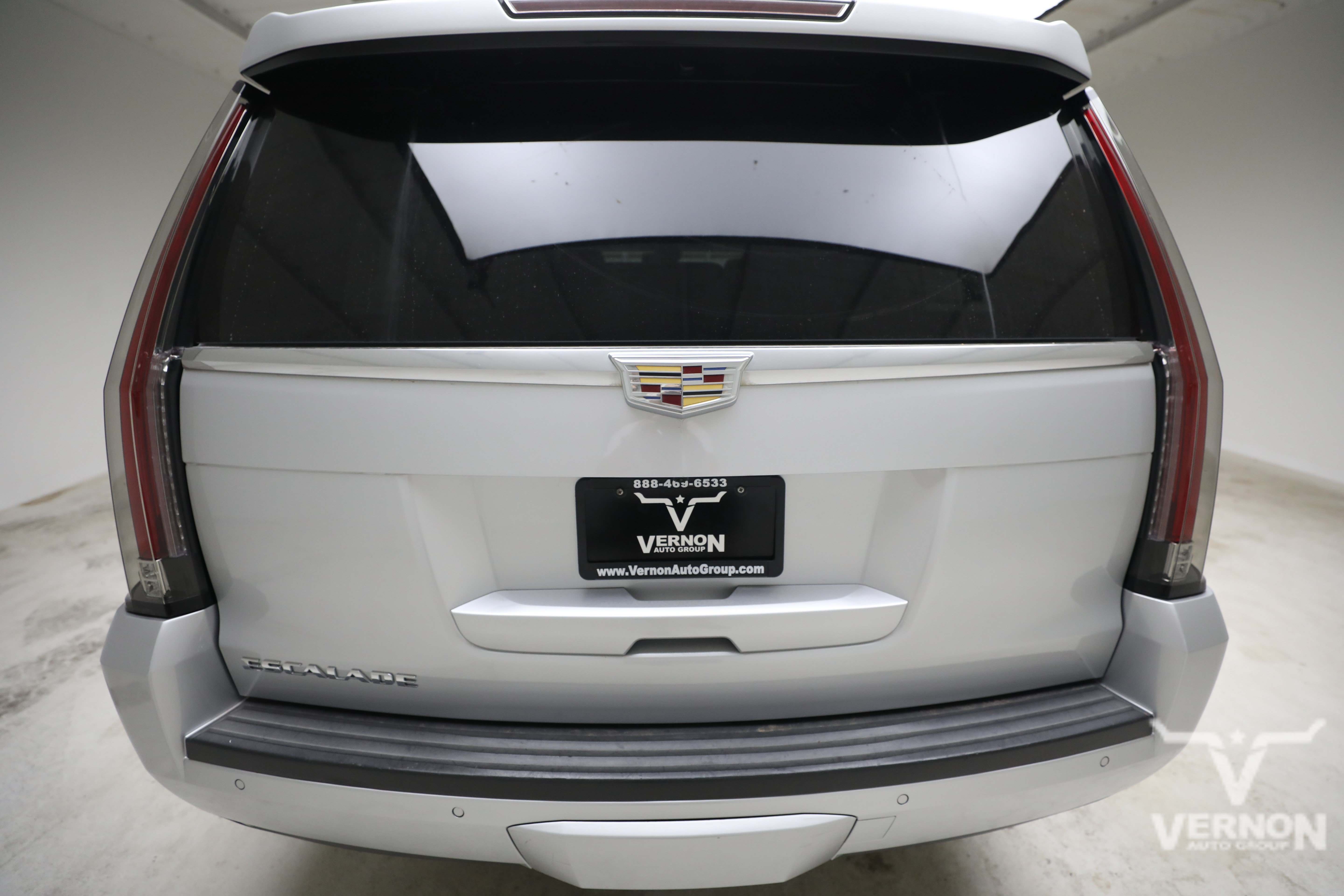 Used 2015 Cadillac Escalade ESV Luxury RWD image 3