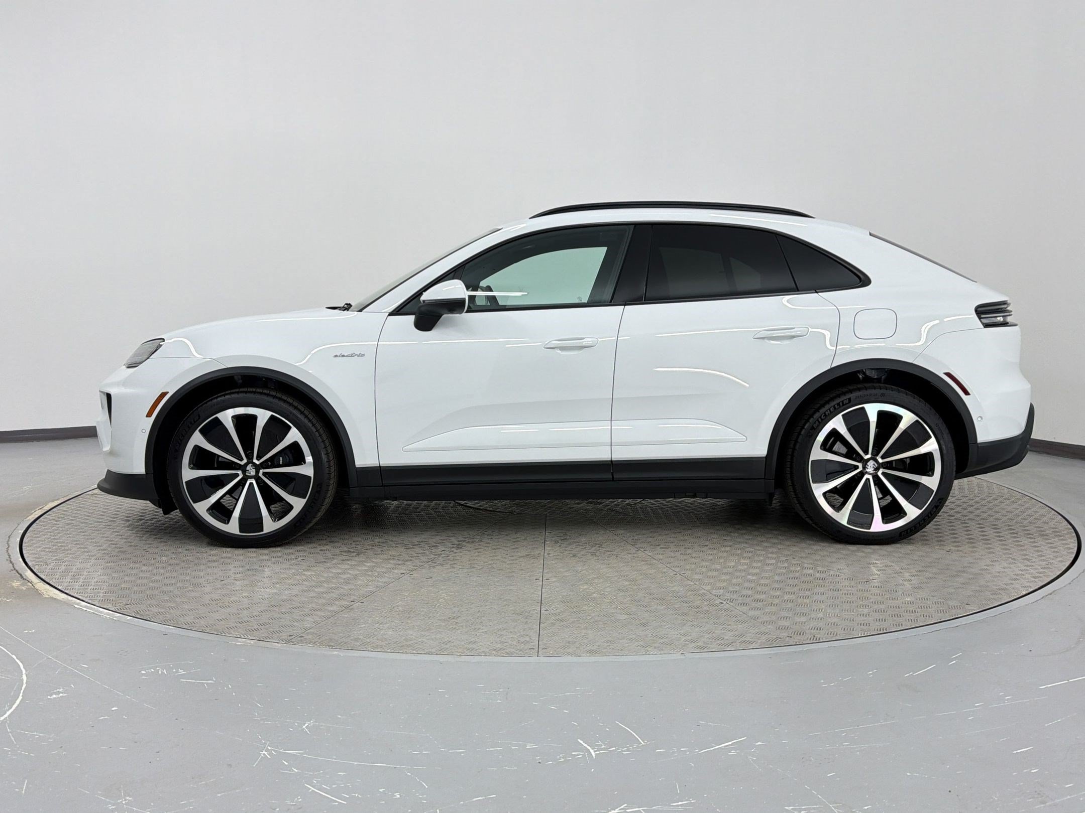 Used 2026 Porsche Macan 4 Electric AWD/4WD image 2