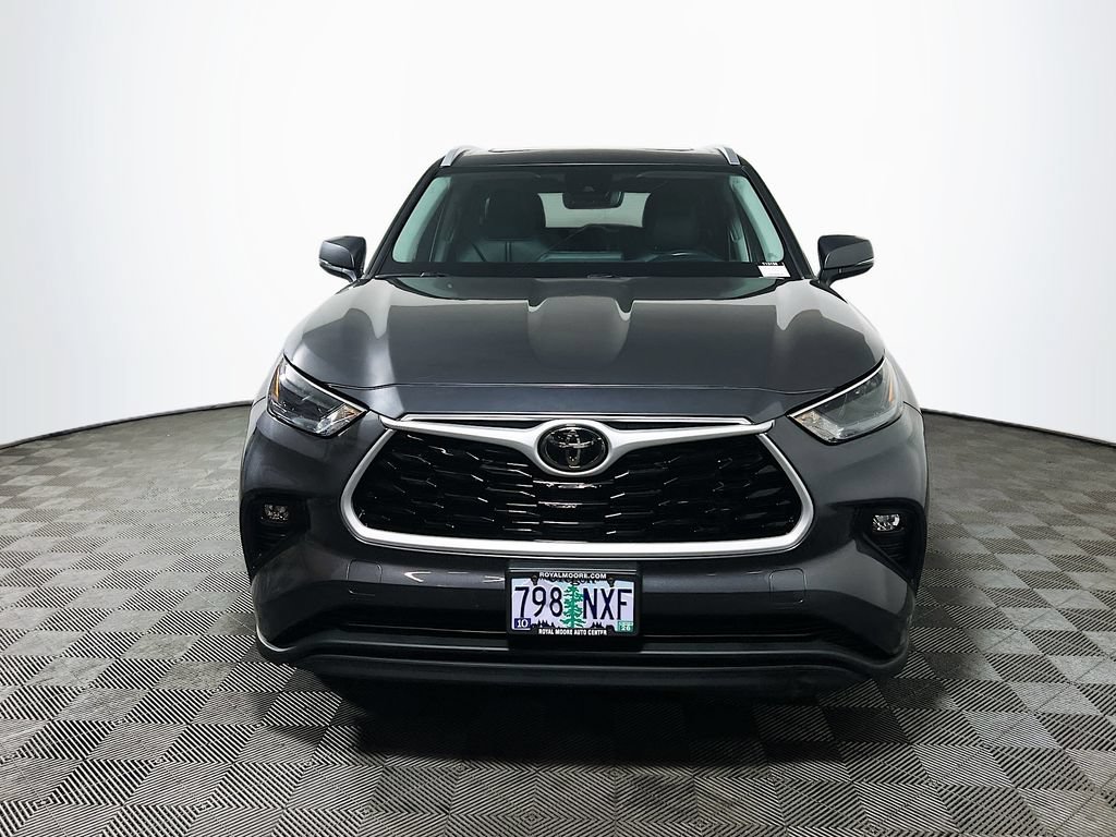 Used 2022 Toyota Highlander XLE AWD/4WD image 2